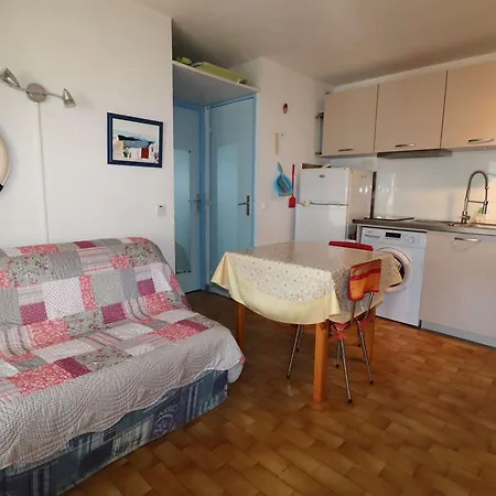 T2 Avec Terrasse Et Parking A 350m De La Plage, Proche Commerces. - Fr-1-307-217