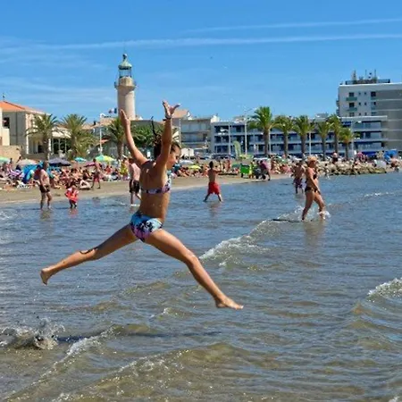 T2 Avec Terrasse Et Parking A 350m De La Plage, Proche Commerces. - Fr-1-307-217 아파트