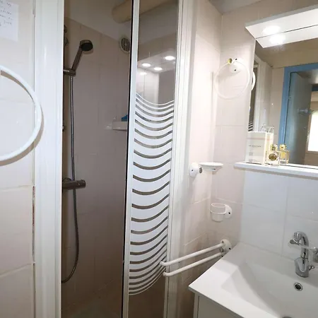 T2 Avec Terrasse Et Parking A 350m De La Plage, Proche Commerces. - Fr-1-307-217 *