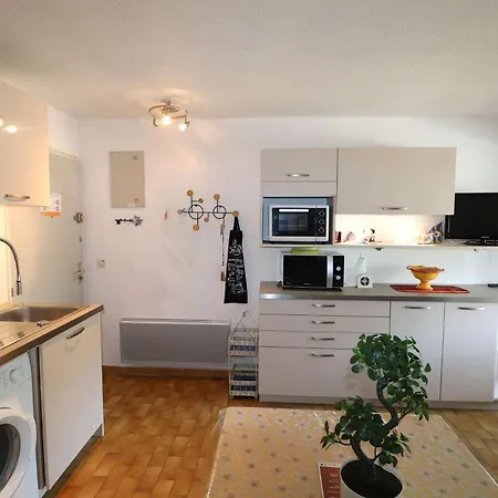 T2 Avec Terrasse Et Parking A 350m De La Plage, Proche Commerces. - Fr-1-307-217 아파트