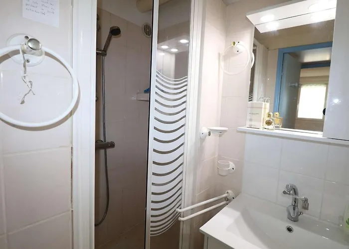 T2 Avec Terrasse Et Parking A 350m De La Plage, Proche Commerces. - Fr-1-307-217 *